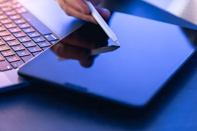 Hand bedient ein digitales Tablet mit Eingabestift im Büro